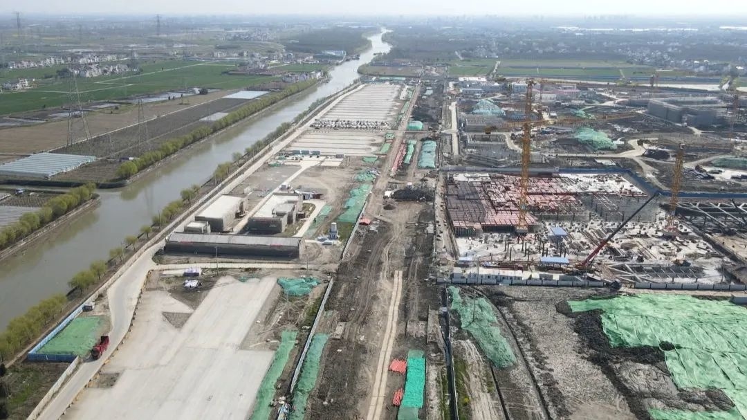 南枫公路(兴北路-兴豪路)项目经理 曹琴峰南枫公路边上的停车场也在
