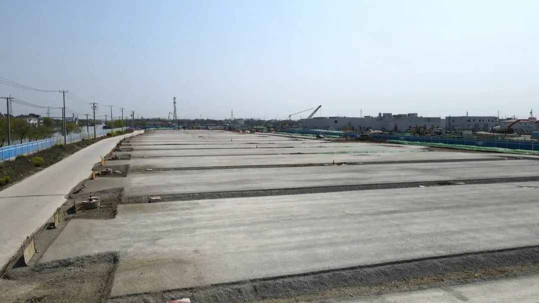 南枫公路(兴北路-兴豪路)项目经理 曹琴峰南枫公路边上的停车场也在
