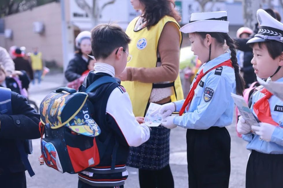 小手拉大手共护平安路浦东新区少年交警队亮相