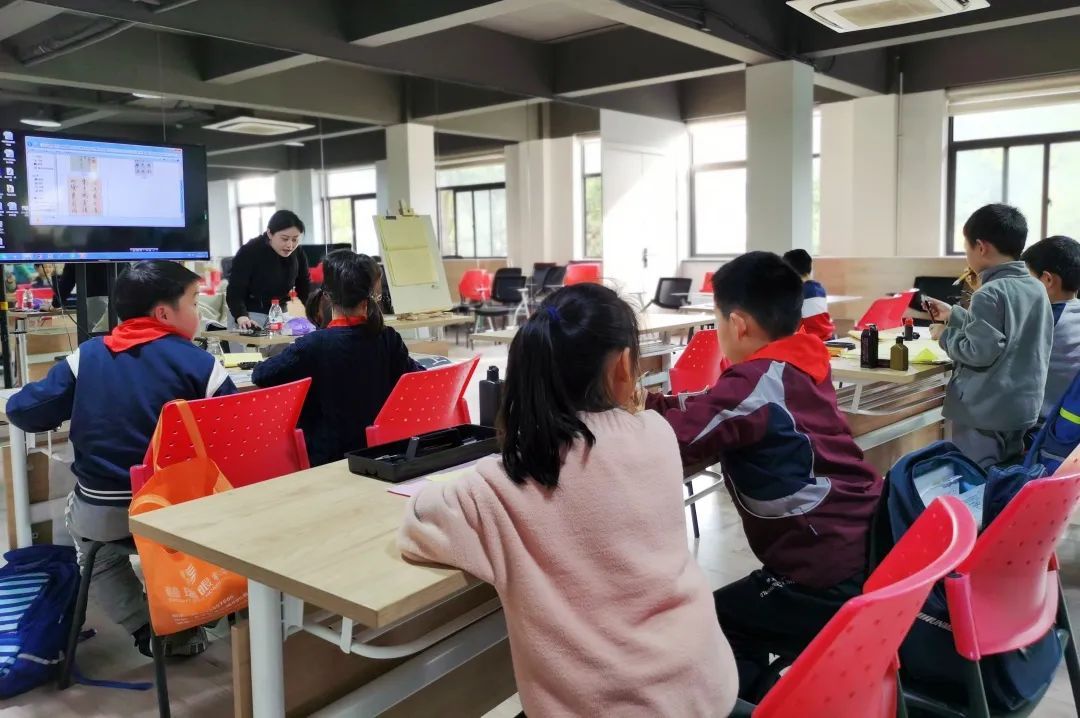 北新泾第二小学三年级学生成为首批体验者