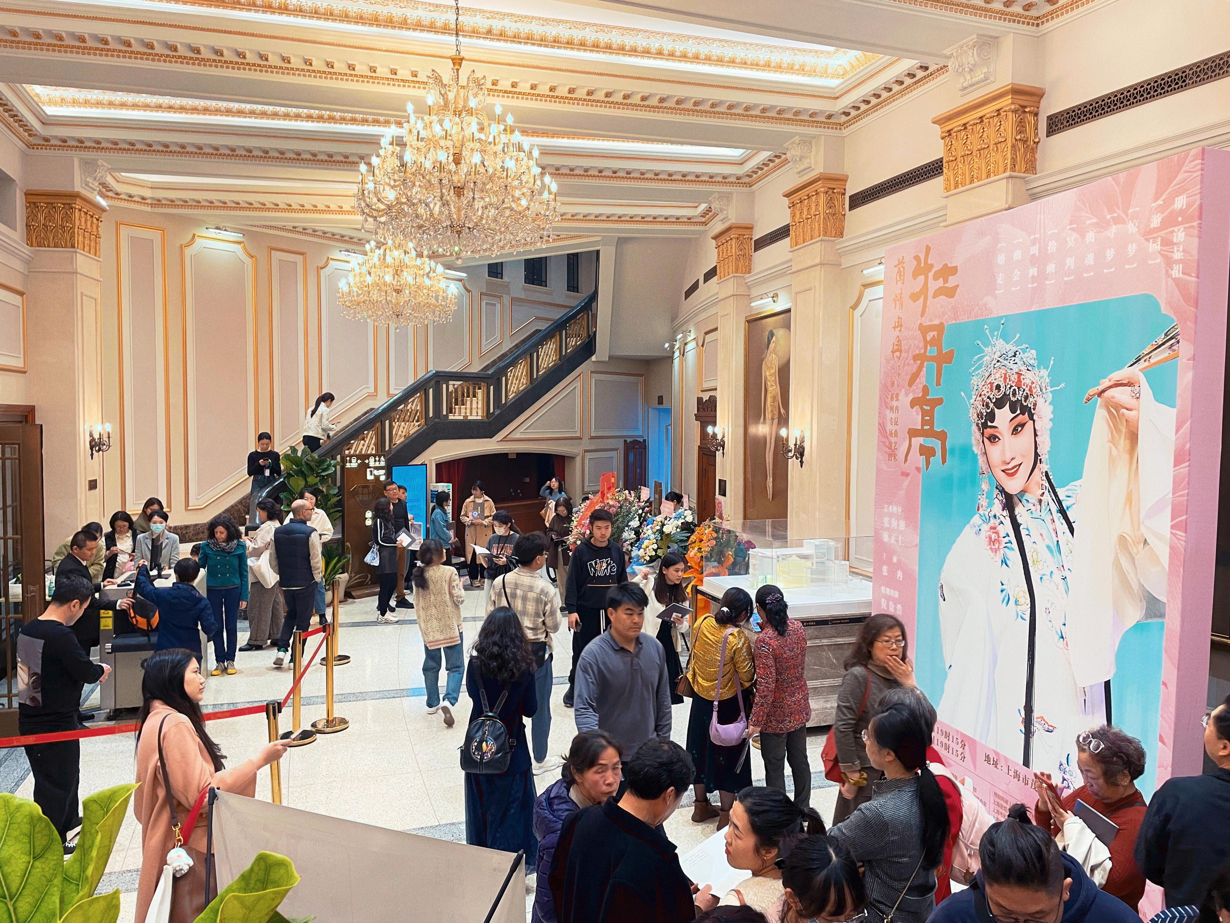 作为90后的演员,张冉不单有着众多老昆曲爱好者作为粉丝,同时也吸引了