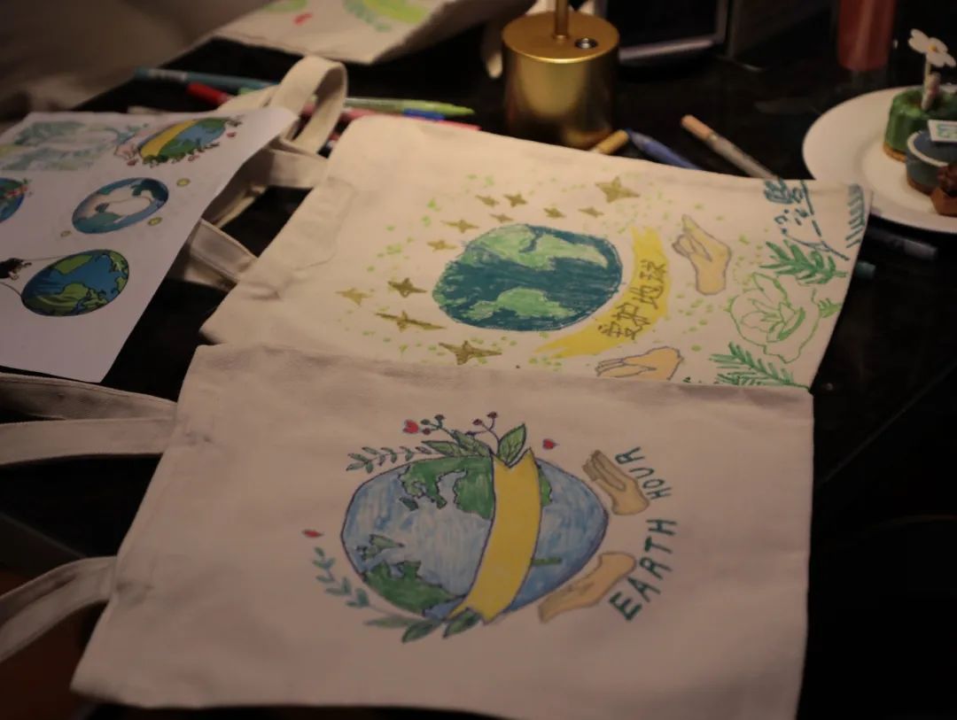 许诗涵小朋友则为地球画上了手和表情, "我希望地球是很快乐的,有很多