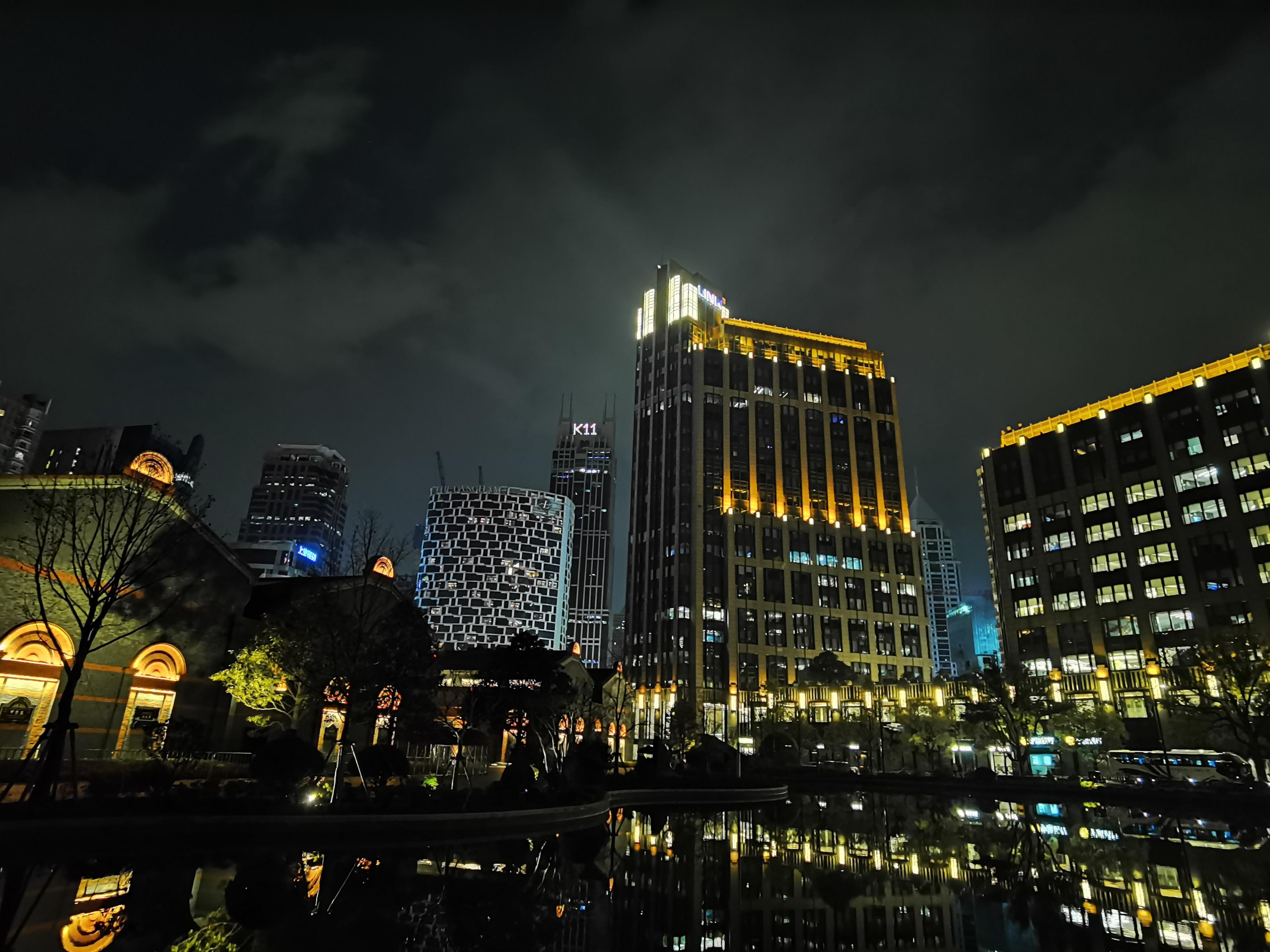 昨晚黄浦近百栋楼宇熄灯节能为地球献出一小时