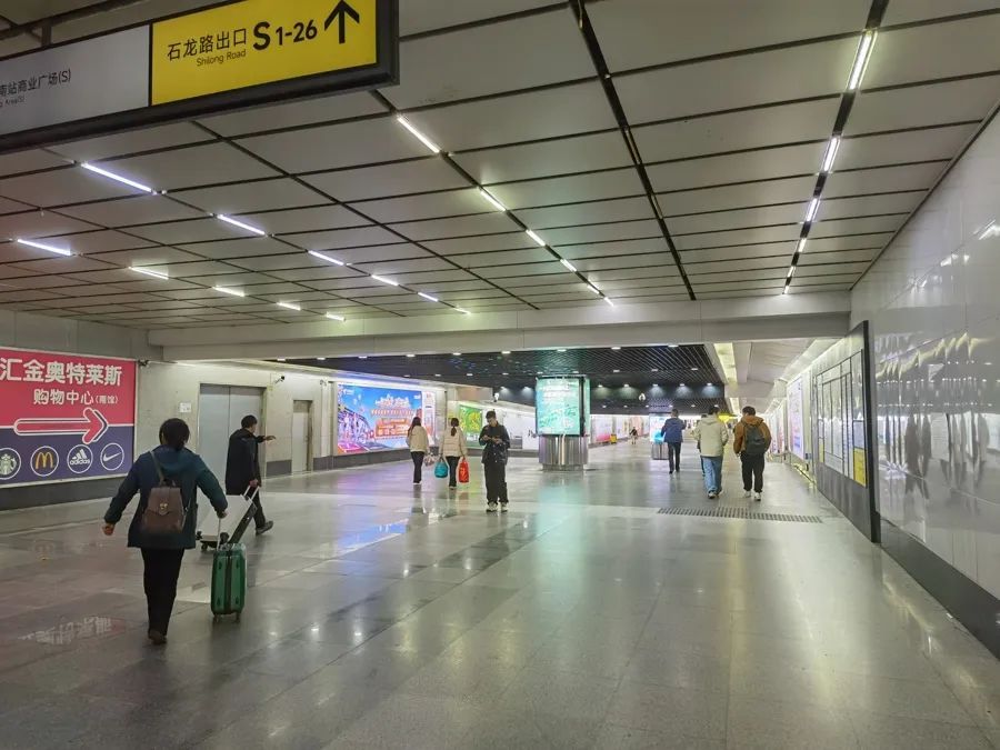 对此,上海铁路南站广场管理委员会办公室(下简称"南站管委会