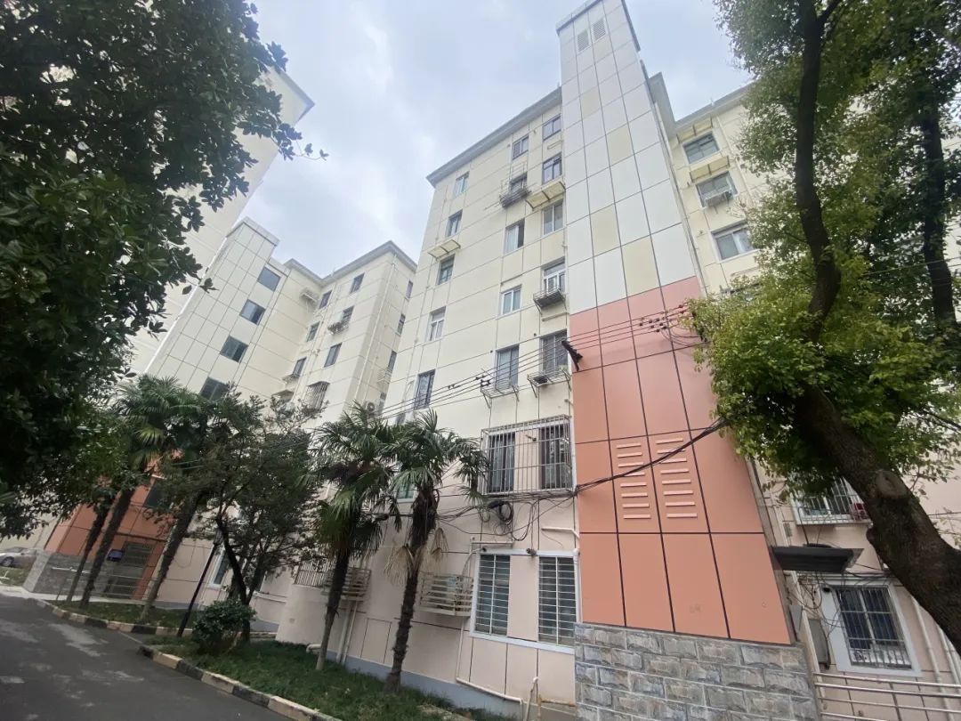 45部投入使用还有一批正在推进长宁这个街道推进加梯有一套