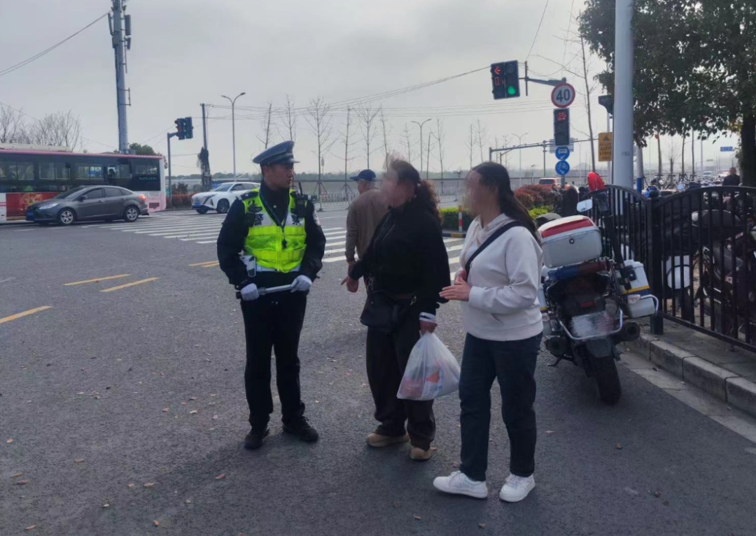 全城寻找的肉包铁交警小哥找到了