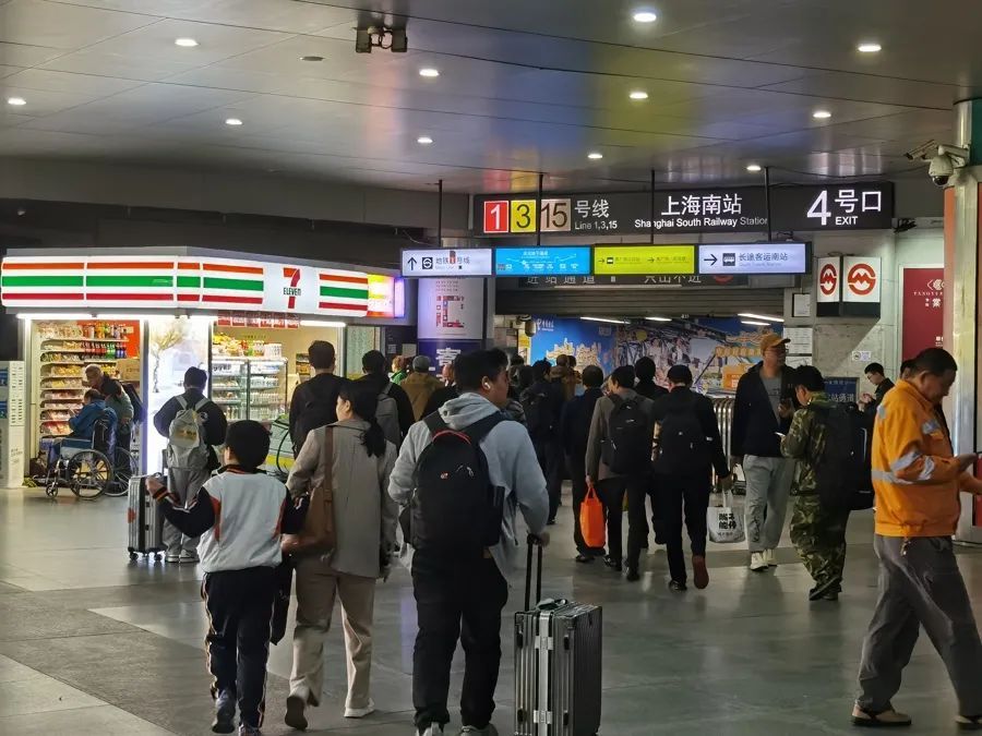 从地形来看,整个上海南站的地下通道是开放式的,无法满足"专用且封闭"