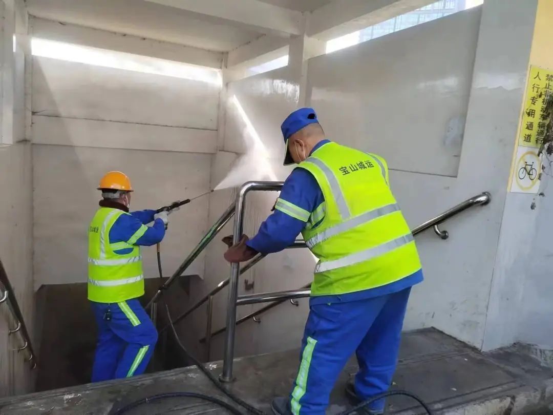 聚焦道路环境卫生他们这样做