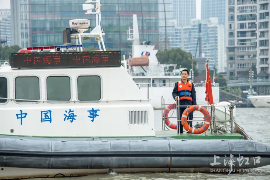帆船逐浪北外滩海事部门精心保障