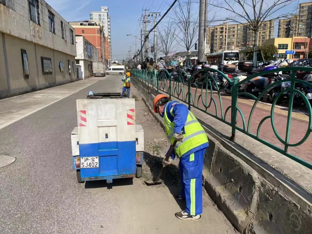 聚焦道路环境卫生他们这样做