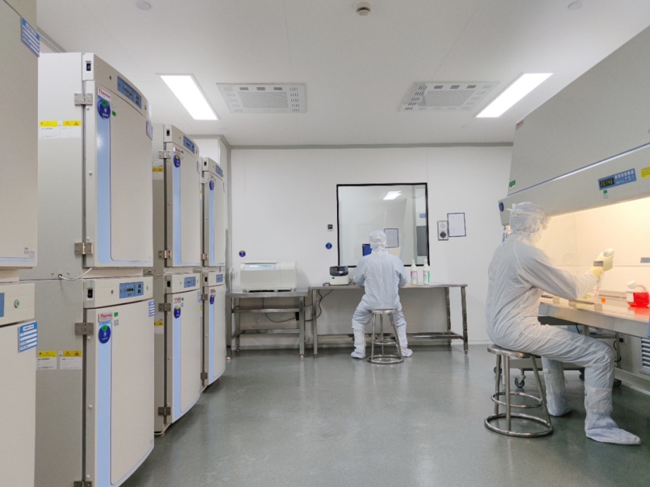 微知卓生物实验室一角2022年11月,微知卓自主研发的hepacure生物人工