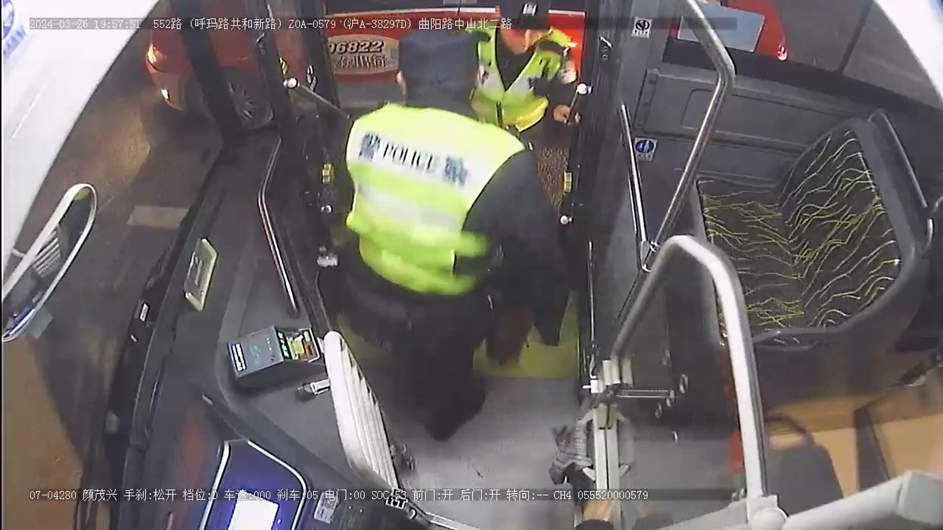 私家车突发自燃公交司机协助民警紧急灭火