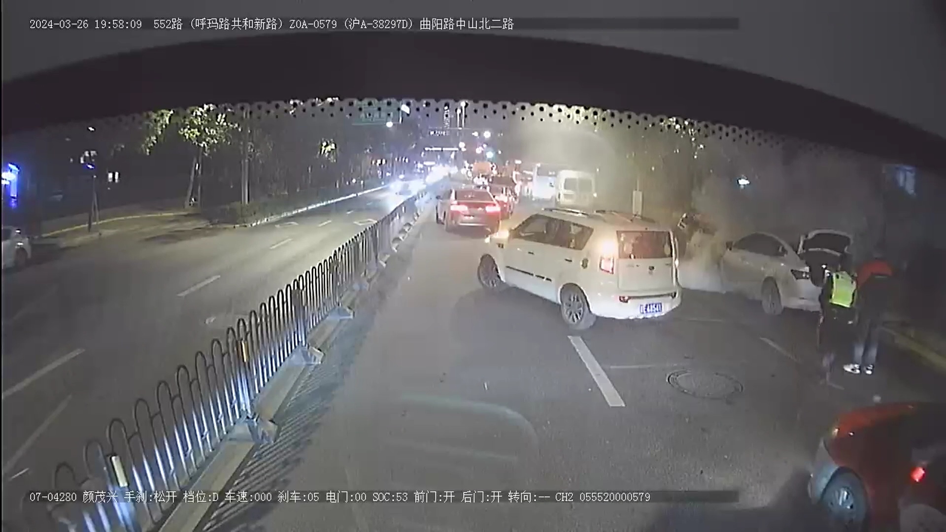 私家车突发自燃公交司机协助民警紧急灭火