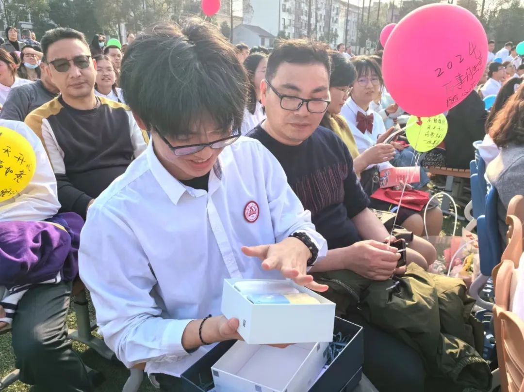 有鲜花和礼物更有责任与担当松江二中这场成人礼仪式感十足