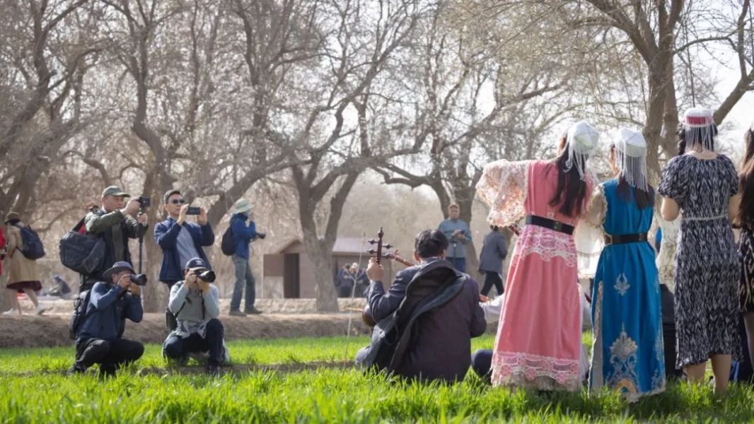 2024年浦莎号援疆包机游首批游客抵达莎车