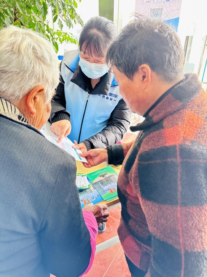 暖心贴心放心青村镇医保直通车再出发