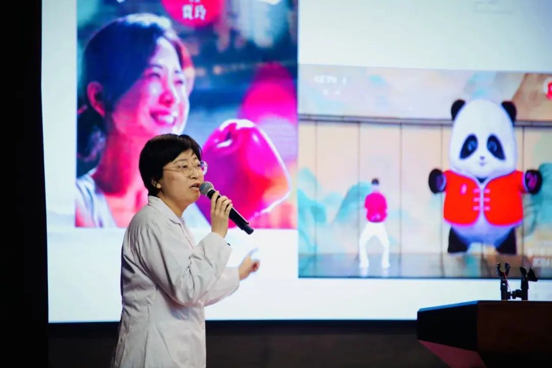 夏青为师生介绍"八段锦"健康功效"高中生学业任务重,练习八段锦不仅