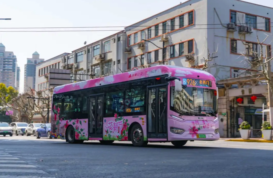 在多条公交线路推出了"春日限定"公交车,打造独属于上海街头的春日
