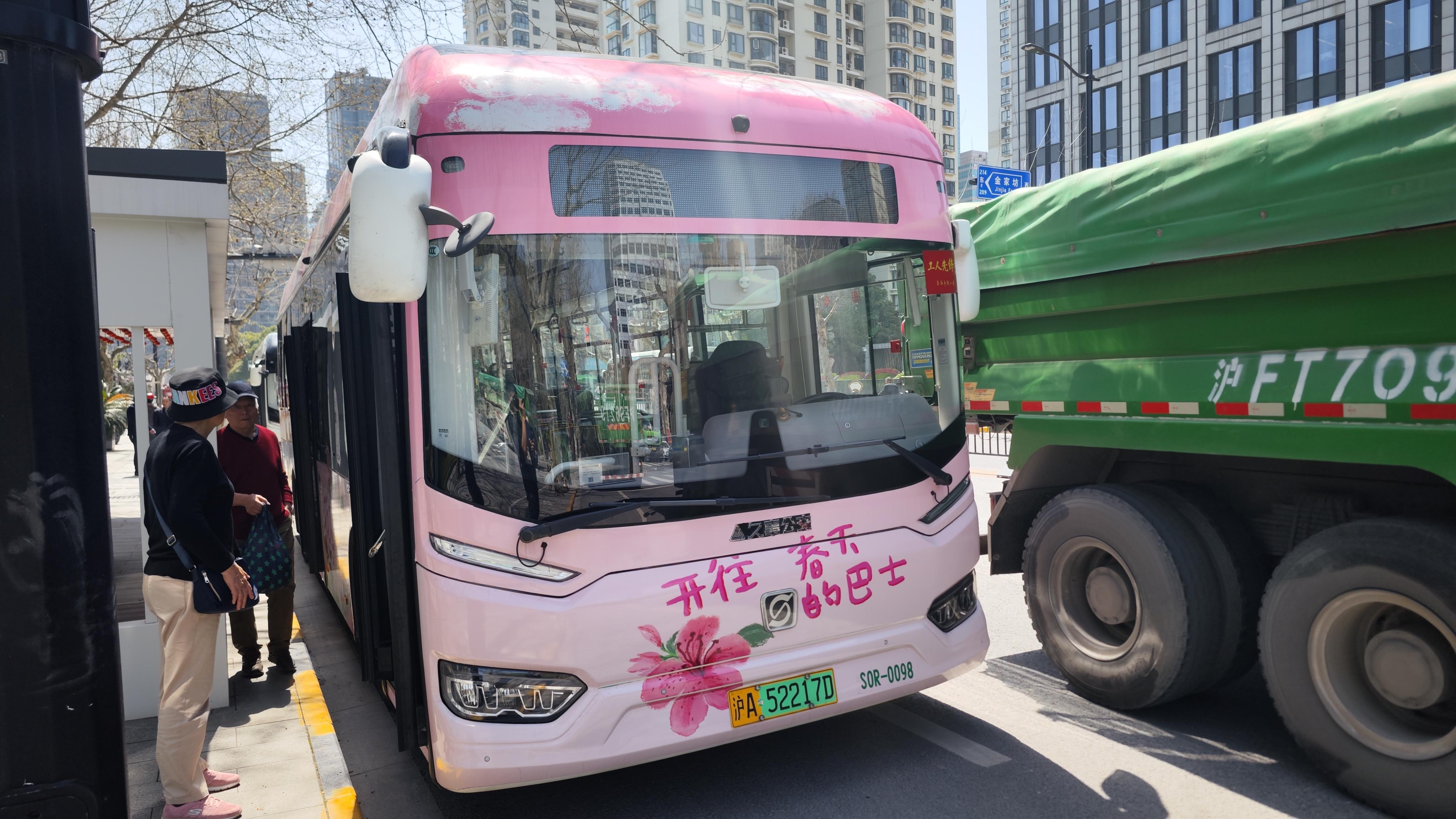 记者在公交926路终点站看到了花朝节定制班线,配合鲜花的主题,整个