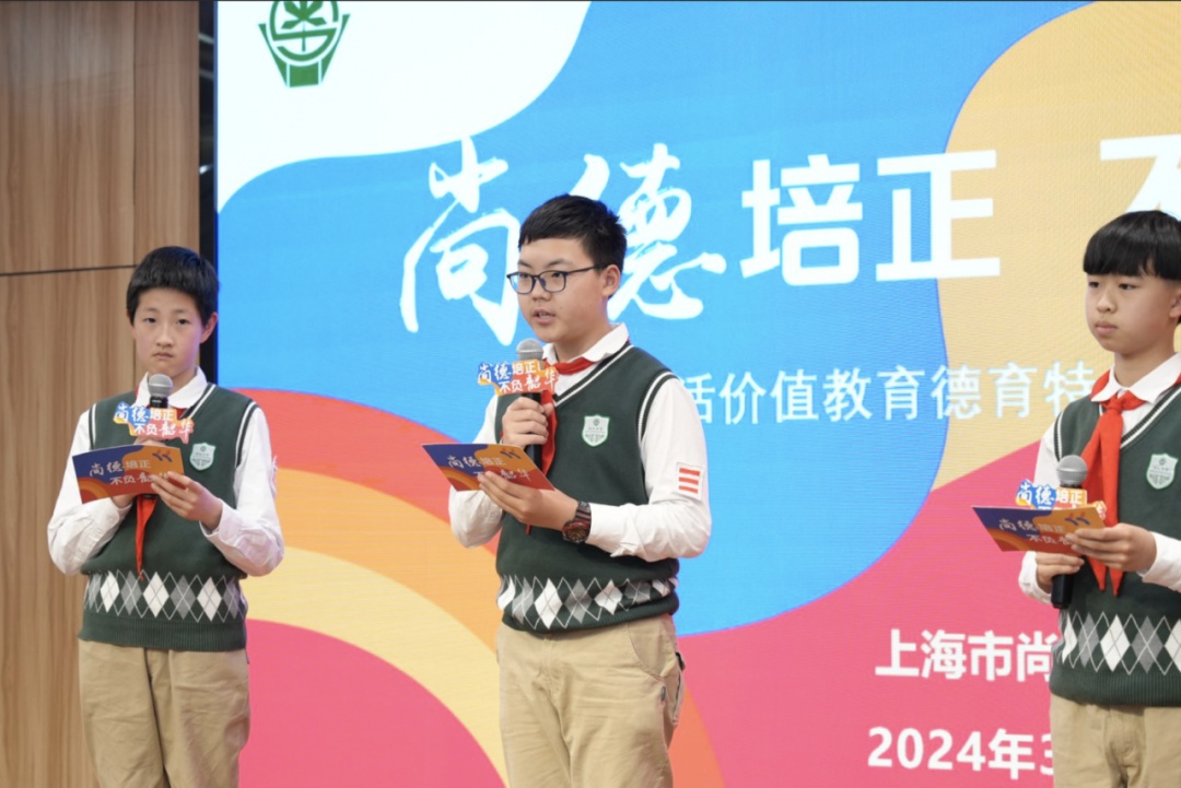 活动现场,金坛居委老党员书记叶国勇说,学校为学生们提供了广阔的舞台