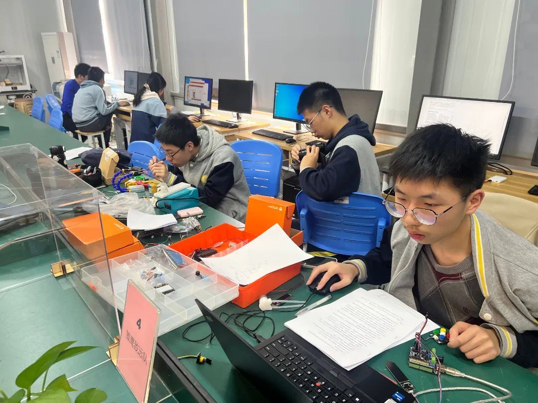 精彩活动2024年松江区高中生通用技术学科竞赛顺利举行