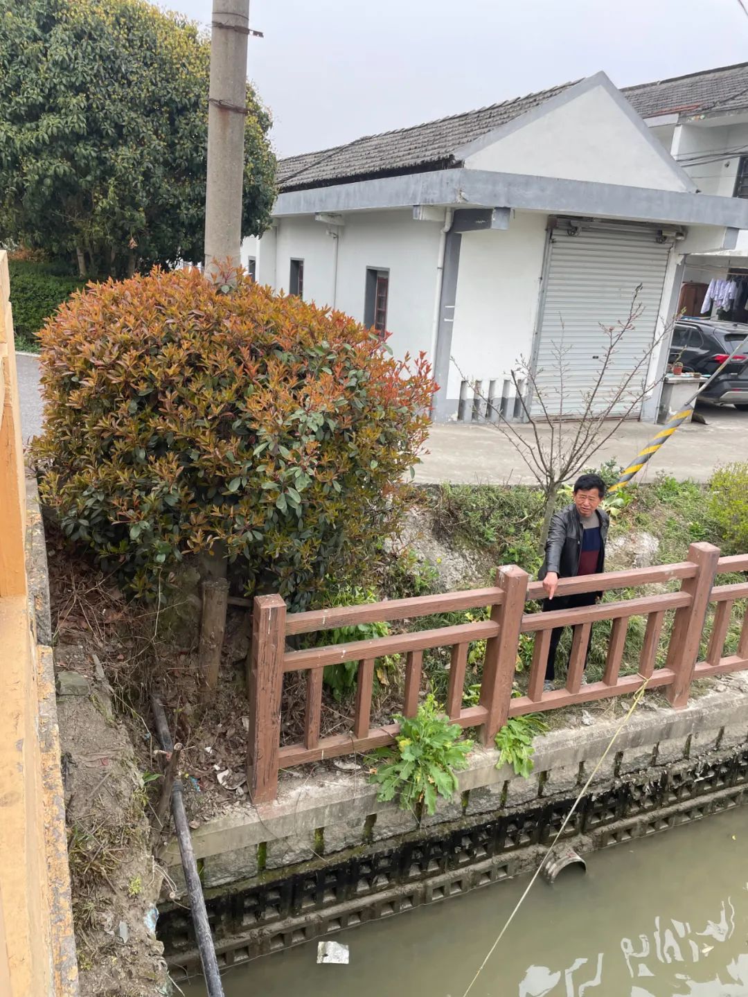 七旬老人身体倒挂河面关键时刻他们带着生命救援绳来了