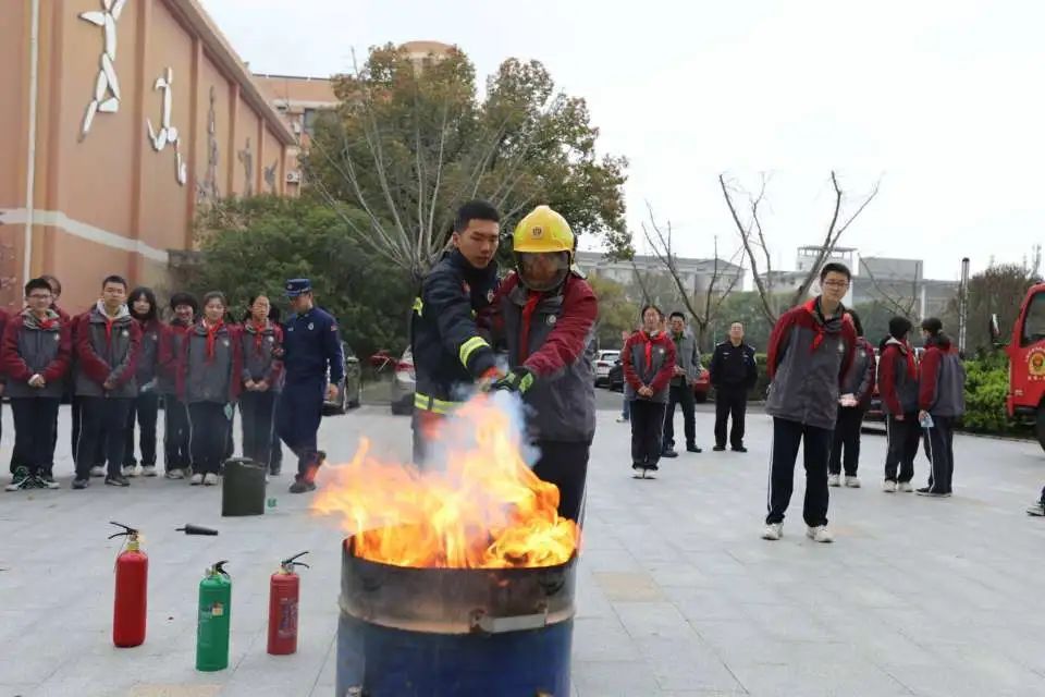 覆盖全区近200所学校静安开展春季学校火灾疏散逃生大演练活动