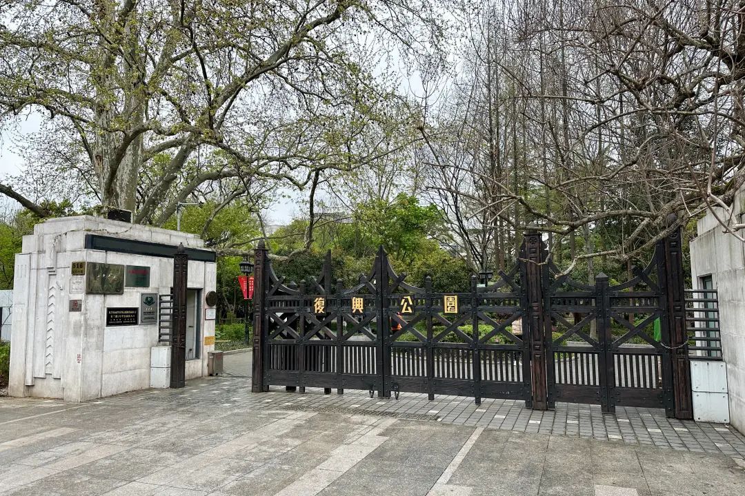 复兴公园赏花季牡丹芍药盛开游客纷至沓来