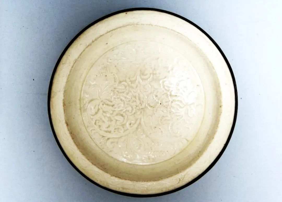 这个极简风的碗中有个春天的小池塘