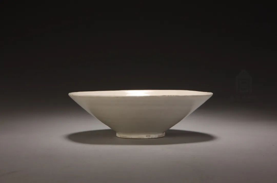 我的位置:>上观号>绿色青浦>文章详情> △定窑白釉碗,五代,故宫博物院
