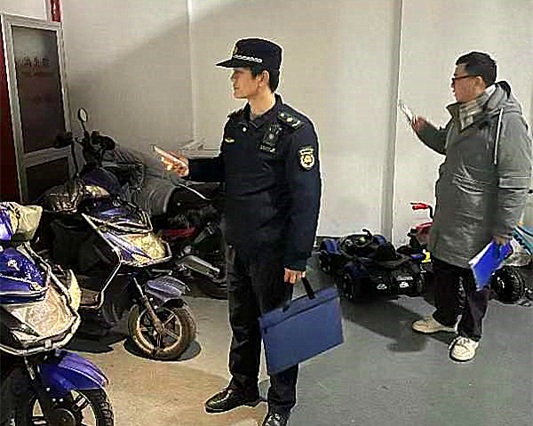 静安寺街道综合执法队开展普法宣传,增强居民住宅安全意识_上观新闻