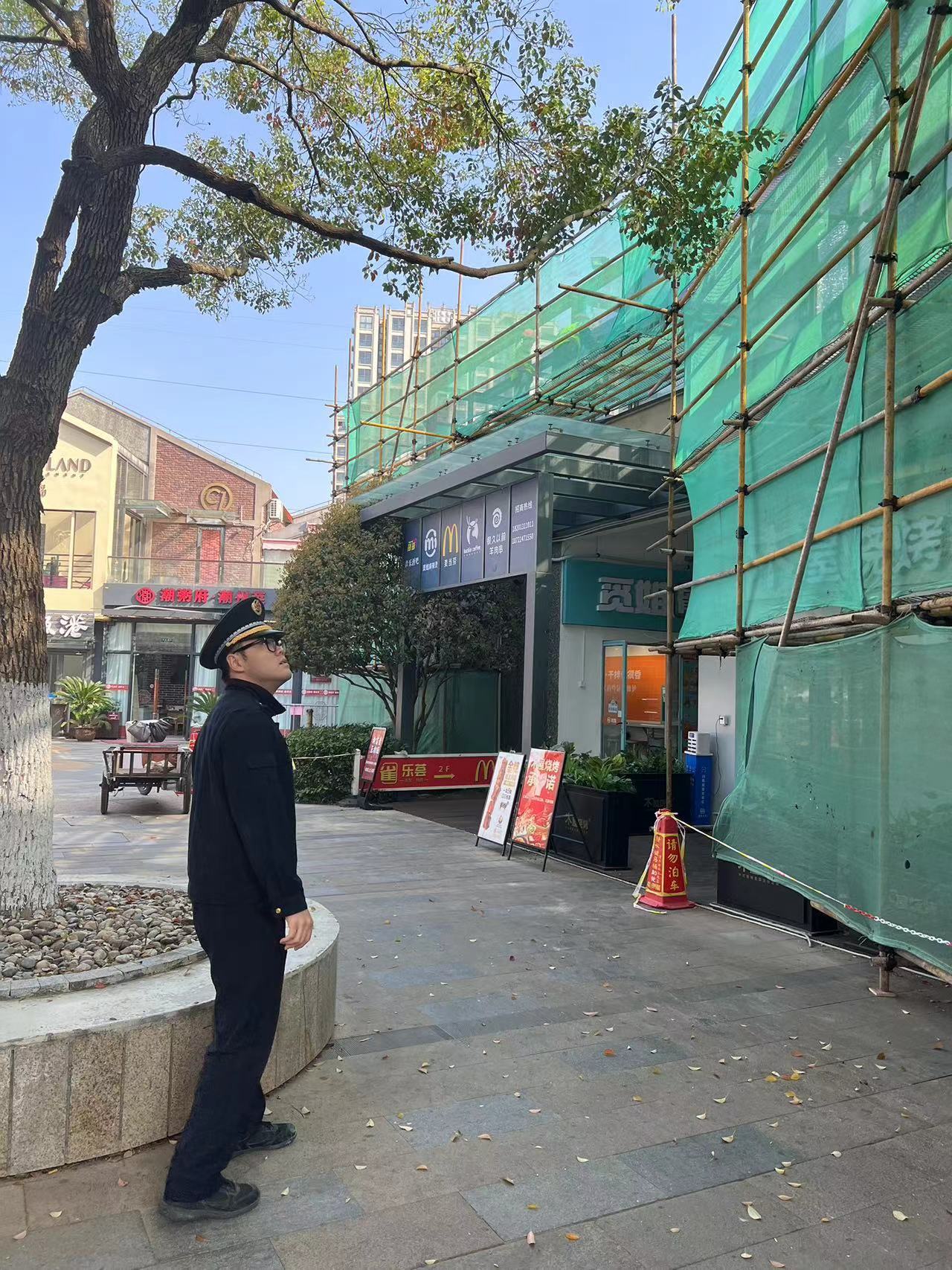 商业广场惊现违建玻璃连廊彭浦镇的ta们出手整治