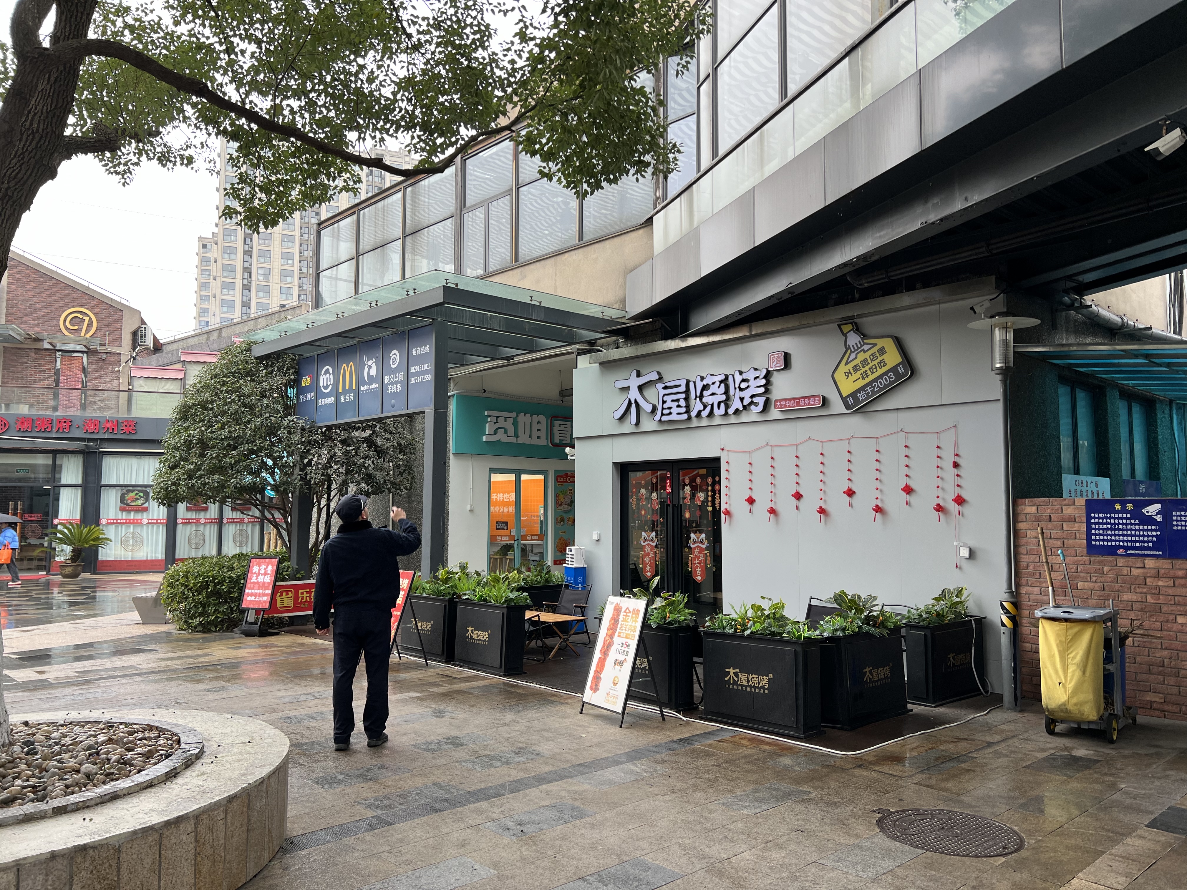 商业广场惊现违建玻璃连廊彭浦镇的ta们出手整治