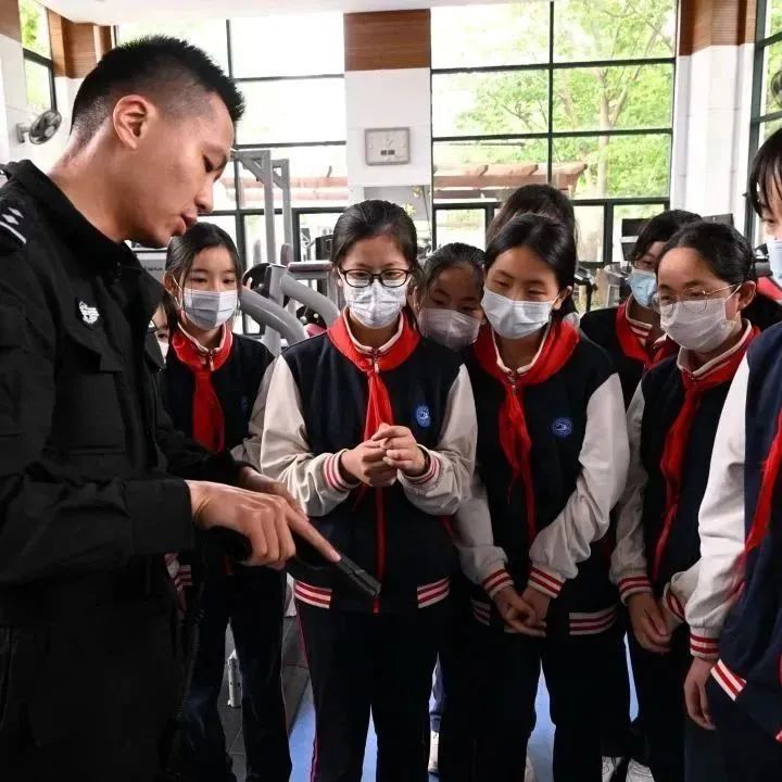 距离"警营开放日活动,邀请真北中学和曹杨新村第三幼儿园60余名小朋友