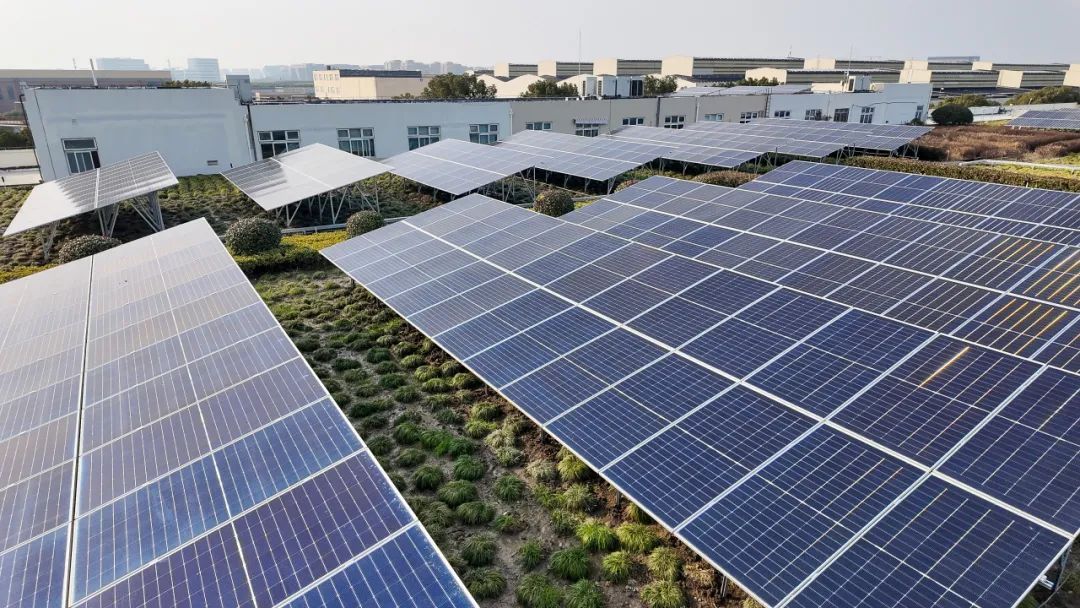 上海勘察规划研究院请求光伏板打扫机器人跨列转运设备专利大大提高了打扫机器人的转运功率