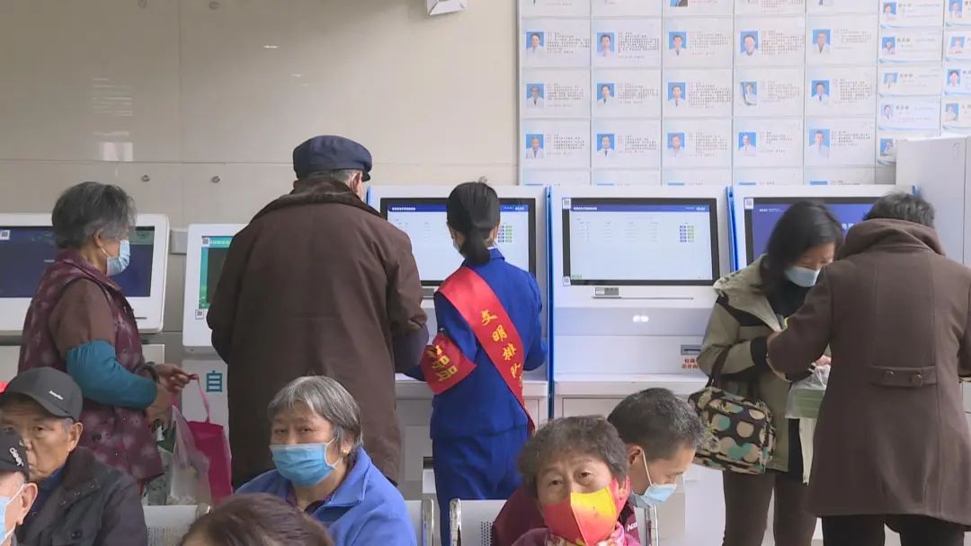 奉城医院推出免费公益陪诊让高龄老人特殊患者就医有依靠