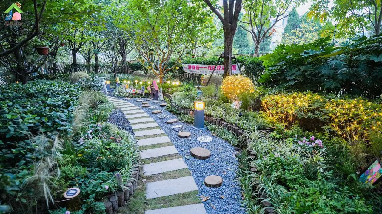 春花秋叶慰人心这个居民区打造疗愈花园