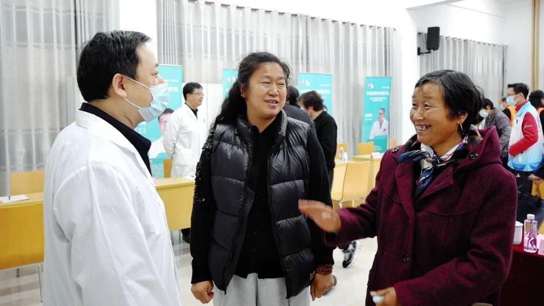 特地委托家属赶到向阳村,现场感谢眼耳鼻喉科医院的陈泽宇主任,感谢陈