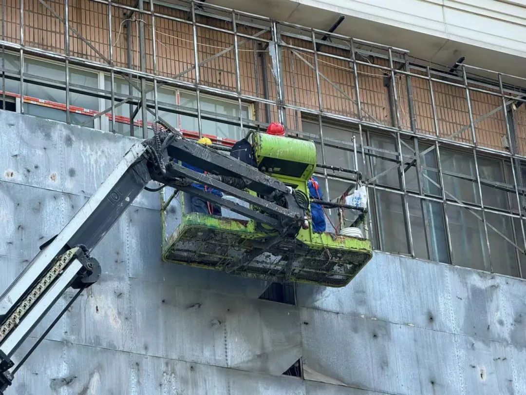 封闭安全出口的障碍物拆虹口消防开展拆窗破网专项整治