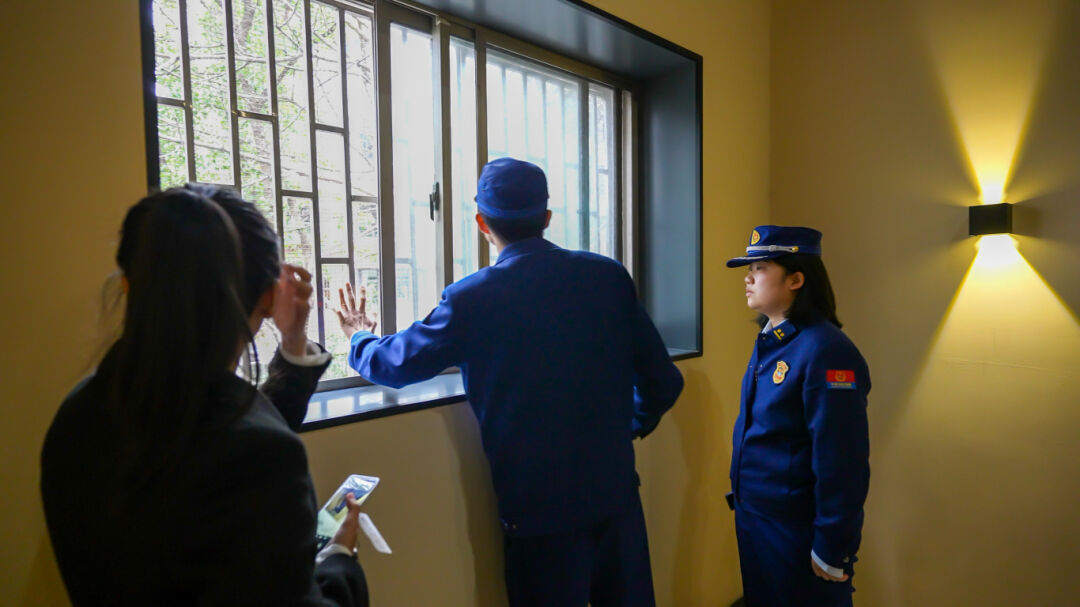 封闭安全出口的障碍物拆虹口消防开展拆窗破网专项整治