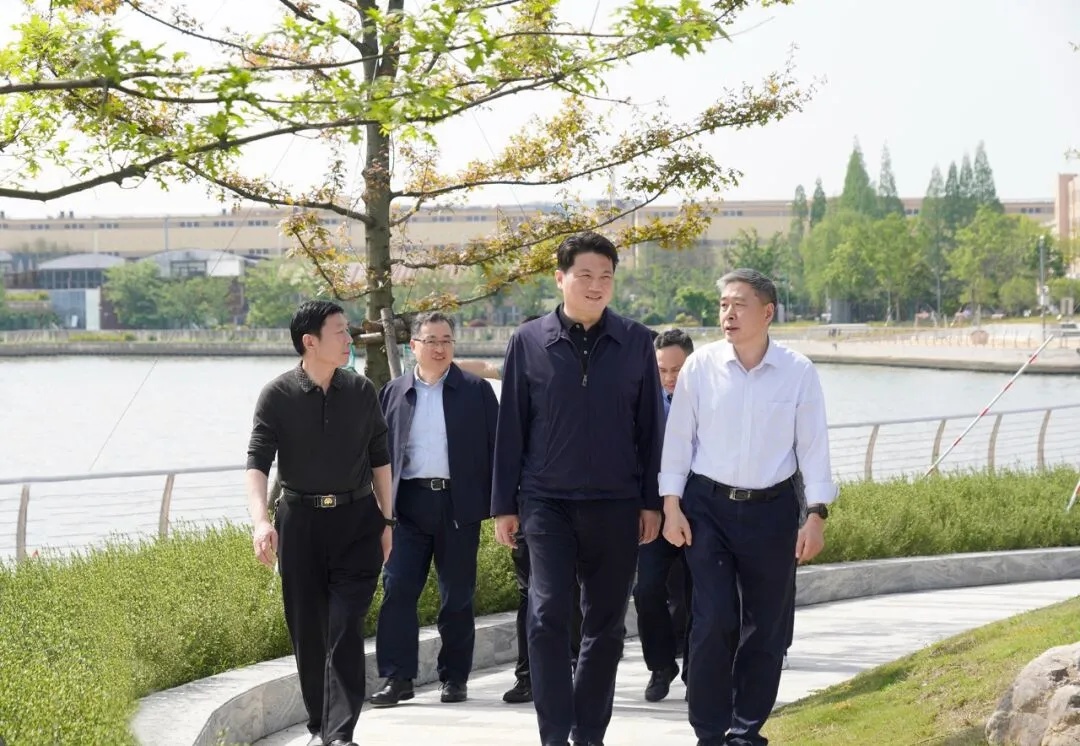 在苏州河岸线公园(二期),姜冬冬一行沿着人行步道,逐一查看公园绿化