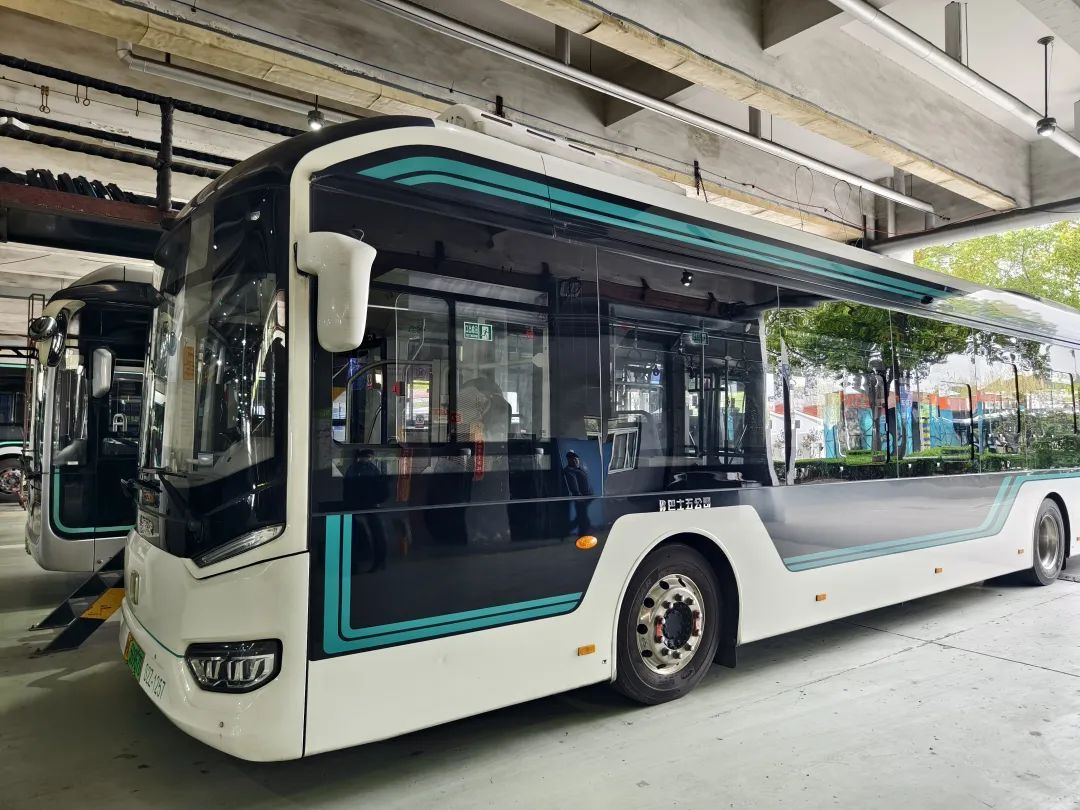 未雨绸缪整装备夏,他们全面清洁检修公交车空调系统_上观新闻