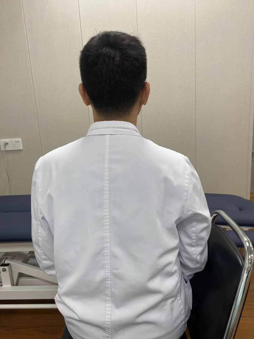 坐着就能做几个小动作护航颈椎健康