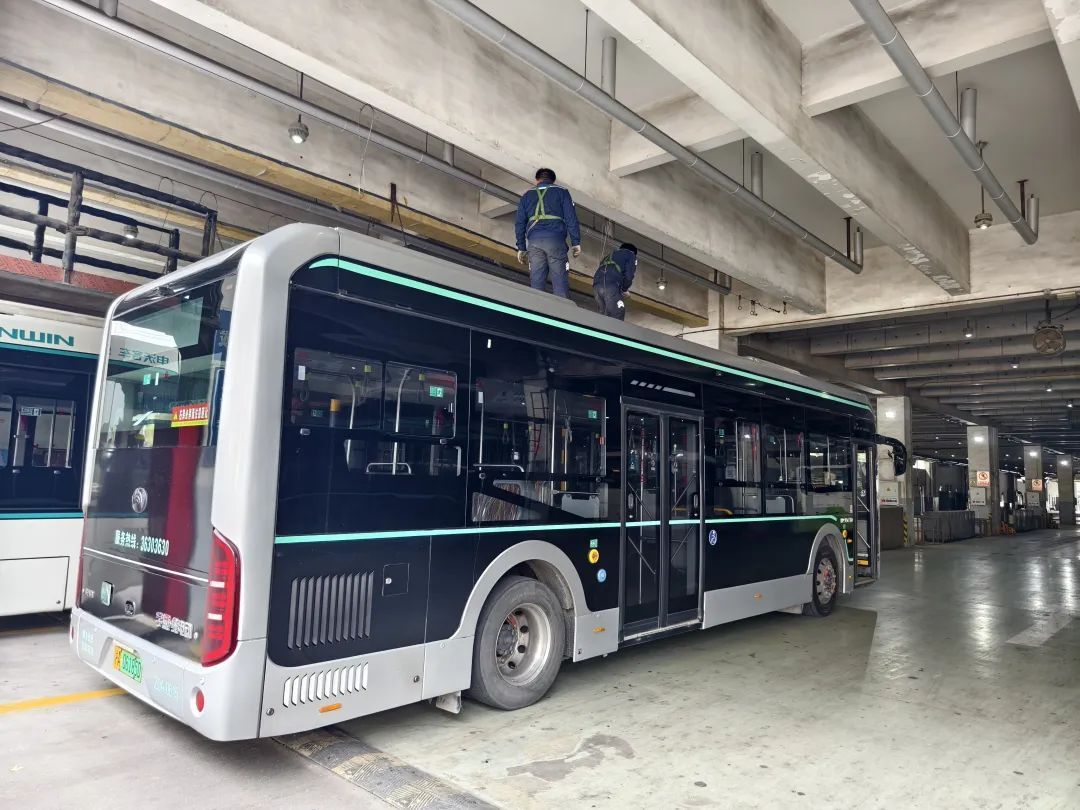 巴士五公司宝杨路停车场内一片繁忙,工作人员正在对一辆159路公交车的