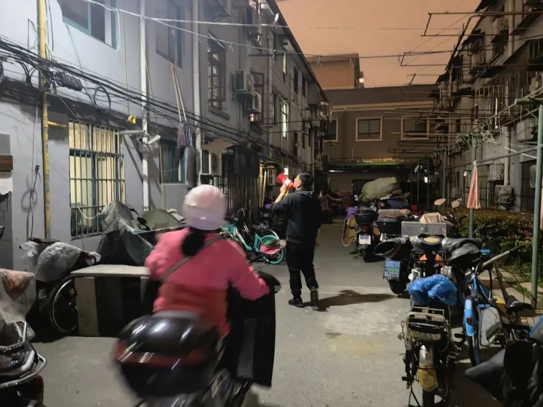 联合夜查零容忍共和新路街道开展电动自行车安全专项整治行动