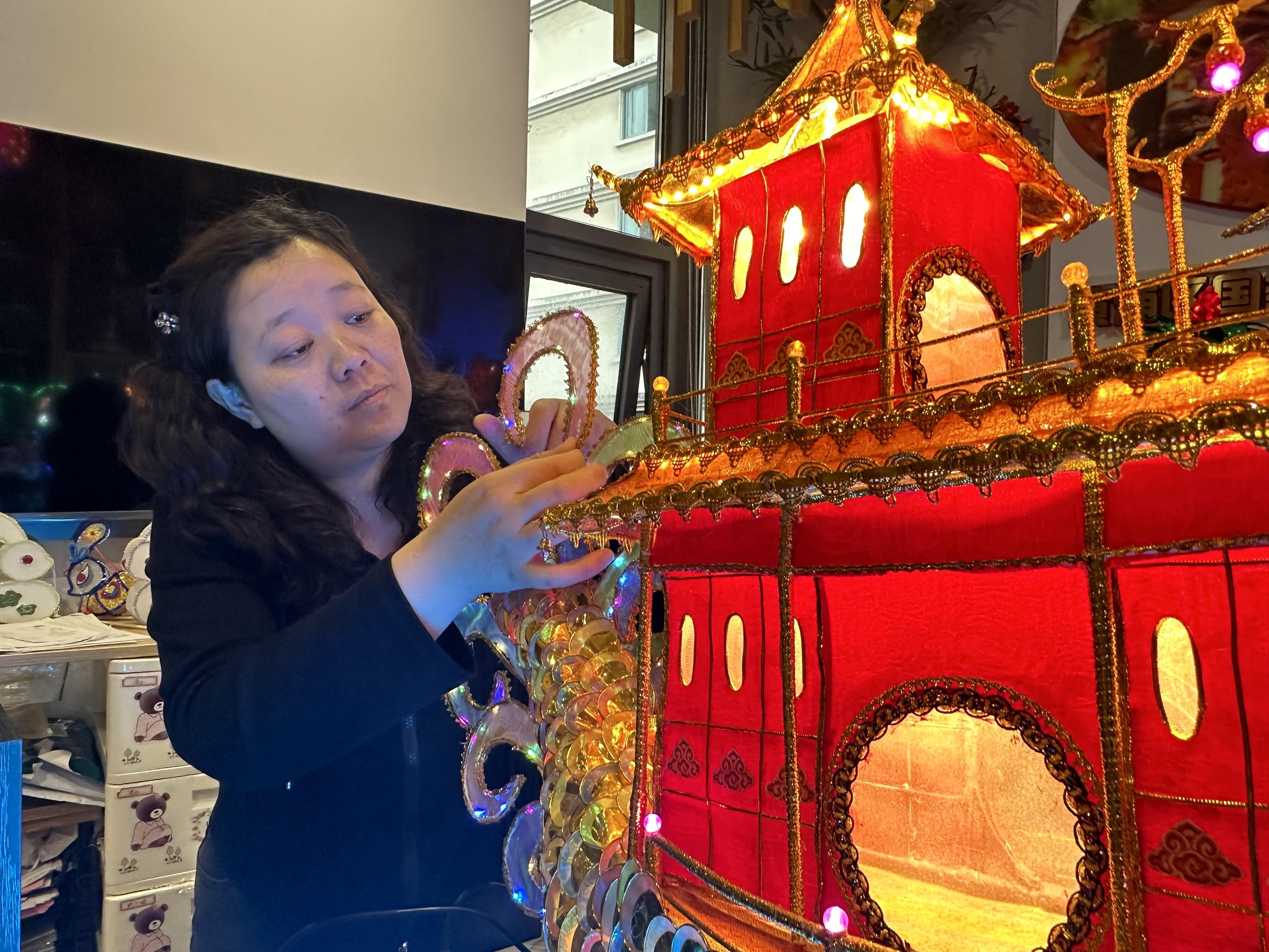 文创上下功夫,一批文创小彩灯受到年轻人的喜爱,每周都有人来学习制作