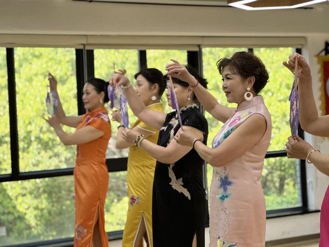 号>上海静安>文章详情> 在老师的指导下,队员们换上了色彩各异的旗袍