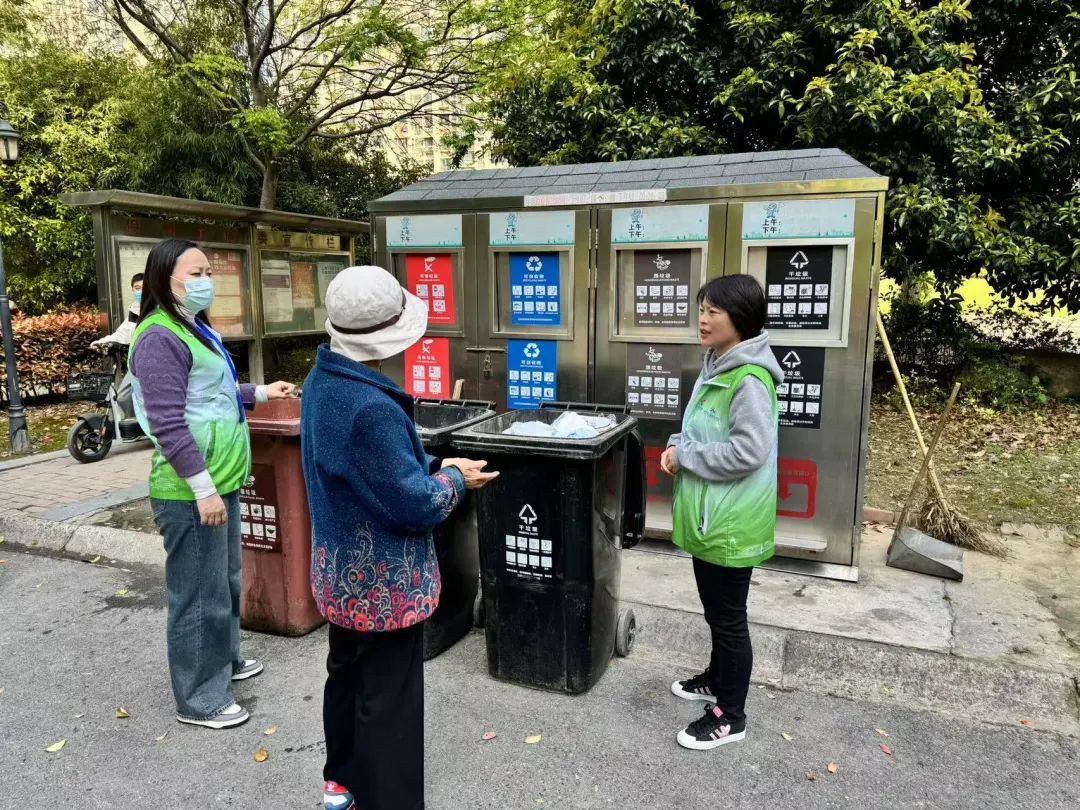 见圾行事宝山这里开展垃圾分类志愿者服务宣传日活动