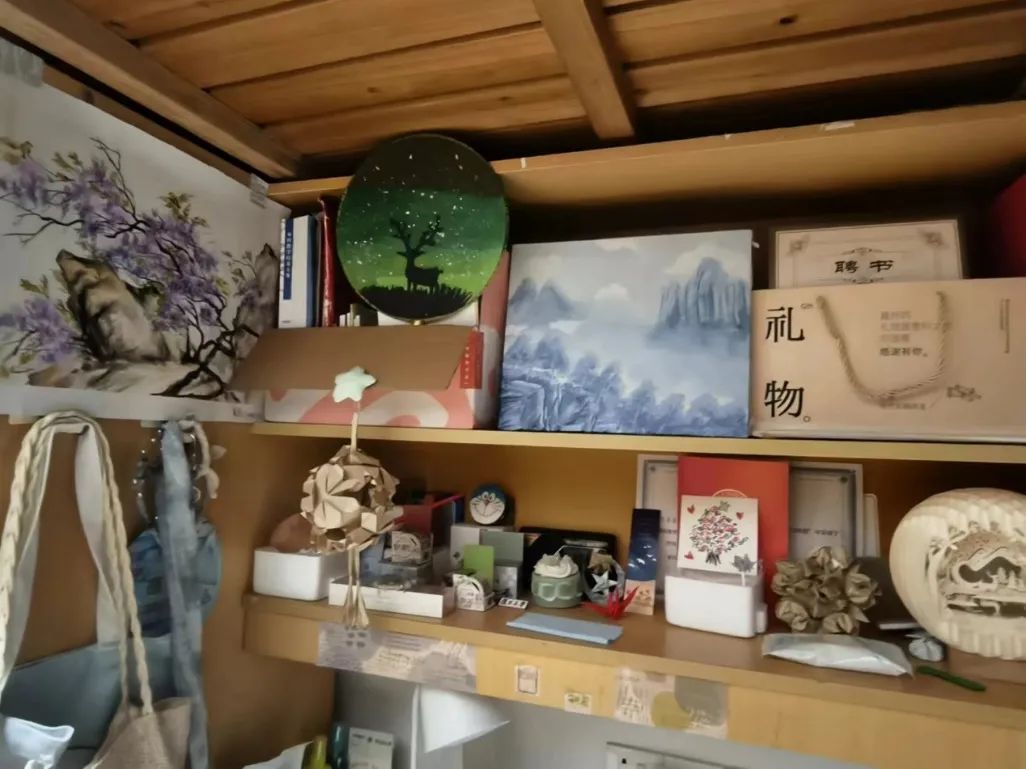 我的位置:>上观号>复旦大学>文章详情>▲东区18号楼229室一角来自社会