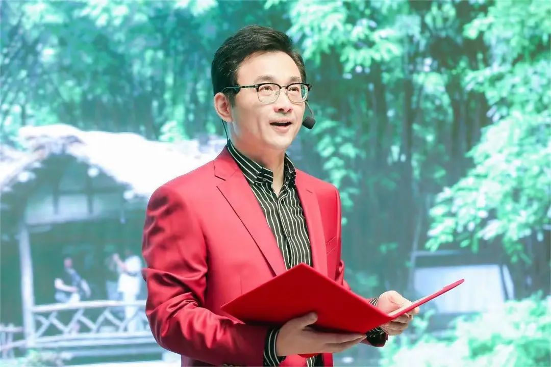 黄浩《新闻坊》栏目主播smg知名主持人"上海静安"客户端将全程直播.